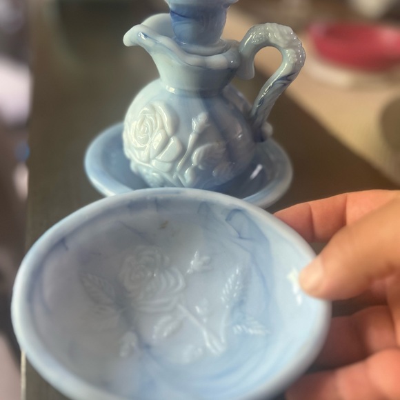 Vintage May 1978 Avon Victorian Pitcher and Bowl Set Blue - Picture 4 of 4